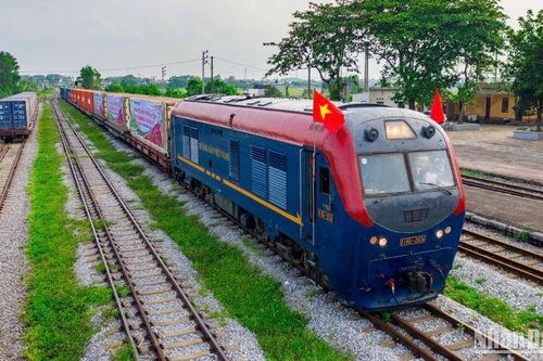 Đường sắt vận chuyển miễn phí hàng cứu trợ bão lũ