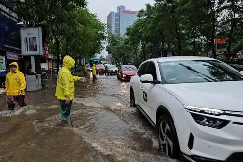 Hà Nội xuất hiện nhiều điểm úng ngập sau cơn mưa kéo dài
