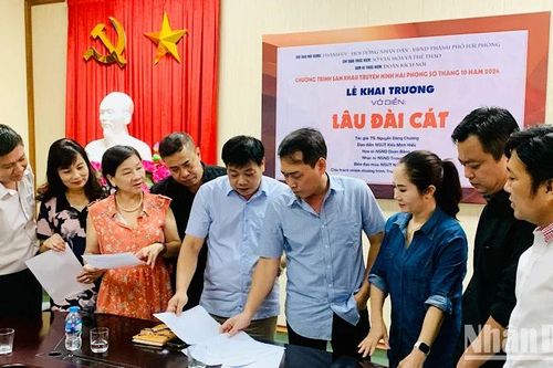 Khởi dựng vở kịch nói 'Lâu đài cát'