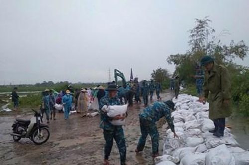 Căng mình đắp đê ngăn lũ tại huyện Thanh Trì