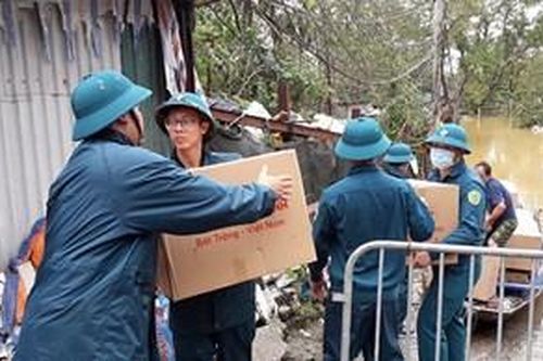 Sơ tán dân giữa dòng nước lũ