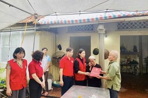 Hội Chữ thập đỏ thành phố Hà Nội hỗ trợ 4 gia đình có người thiệt mạng do bão số 3