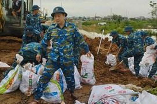 Trung đoàn 236 giúp nhân dân gia cố sạt lở bờ sông Cà Lồ