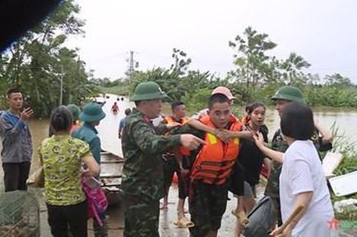 Lực lượng vũ trang huyện Phù Ninh (Phú Thọ) xuyên đêm sơ tán nhân dân