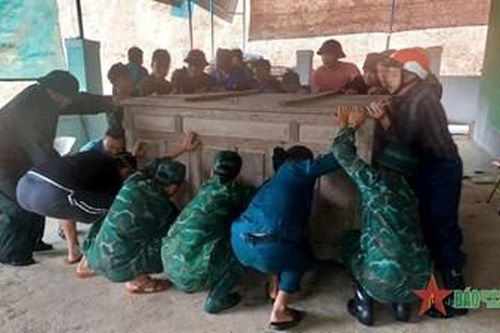 Di dời khẩn cấp người dân ra khỏi vùng sạt lở tại Kỳ Sơn, Nghệ An