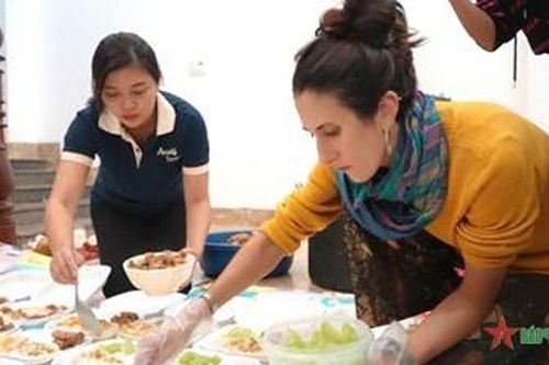 Hơn 500 suất cơm nghĩa tình ở vùng lũ Sa Pa