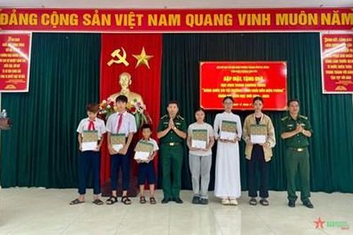 Trao quà tặng học sinh trong chương trình 'Nâng bước em tới trường' và 'Con nuôi Đồn Biên phòng'