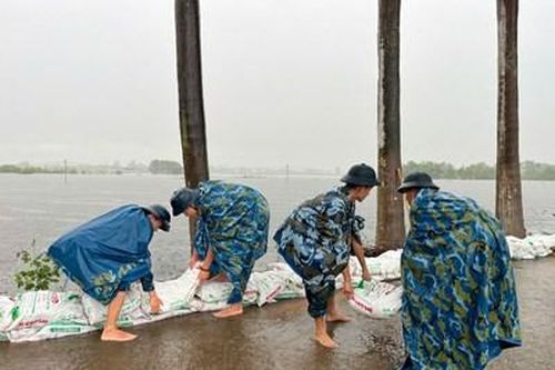 Huy động bộ đội cùng người dân đắp đê ngăn lũ ở huyện Sóc Sơn