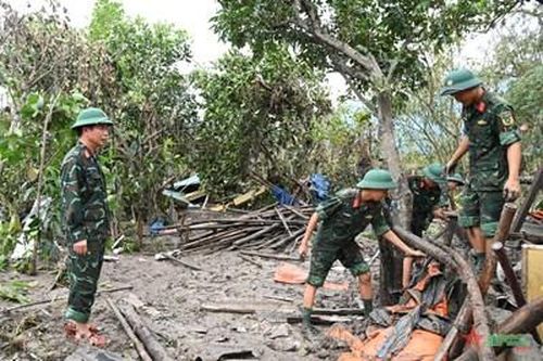 Bộ đội chung sức giúp nhân dân sau bão số 3