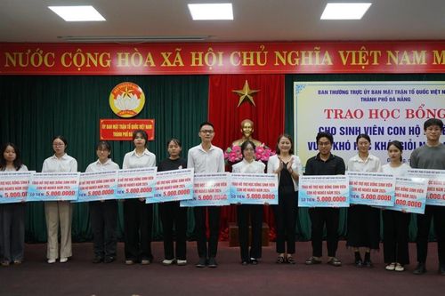 Trao 67 suất học bổng cho sinh viên nghèo vượt khó học khá, giỏi