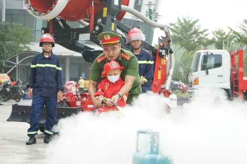 Những bệnh nhi K vượt qua nỗi đau tập làm lính cứu hỏa