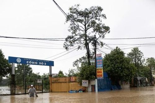 Thái Nguyên: Nhiều trường đại học ngập sâu, ký túc xá mất điện nước nhiều ngày, sinh viên thức đêm canh lũ