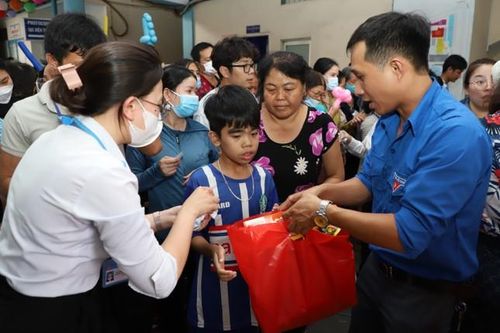 Báo Tiền Phong cùng các đơn vị trao tặng hơn 300 phần quà Trung Thu cho bệnh nhi Bệnh viện Nhi đồng 1