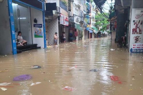 Nước lũ sông Hồng tiếp tục lên cao đe dọa chợ đầu mối lớn nhất Thủ đô