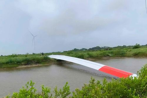 Cánh quạt tuabin trụ điện gió gãy đổ trong mưa dông