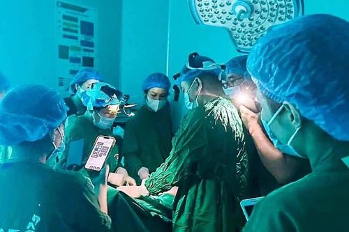 Bé trai Tuyên Quang sinh mổ bằng ánh sáng điện thoại và đèn soi tai mũi trong ngày lũ