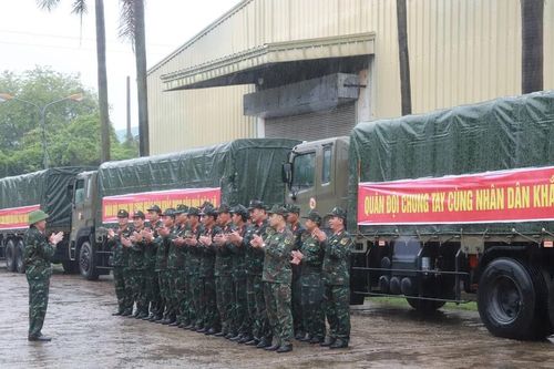 Tổng cục Hậu cần chỉ đạo tiếp nhận, vận chuyển lương thực hỗ trợ người dân vùng lũ