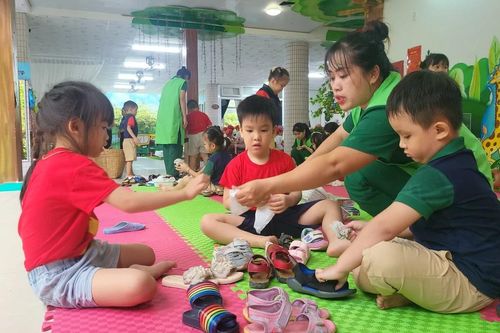 Học sinh Đà Nẵng quyên góp giày dép, đồng phục gửi tặng các bạn vùng lũ miền Bắc
