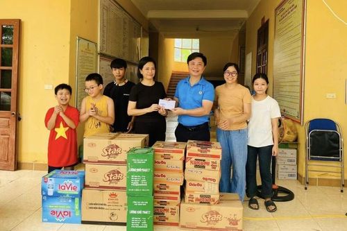 Công đoàn ngành Giáo dục tỉnh Tuyên Quang trao quà hỗ trợ thầy và trò vùng ngập lụt