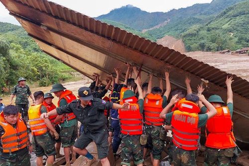 Cán bộ chiến sĩ Quân khu 2 tích cực tìm kiếm người mất tích trong trận lũ quét kinh hoàng ở Làng Nủ, Lào Cai