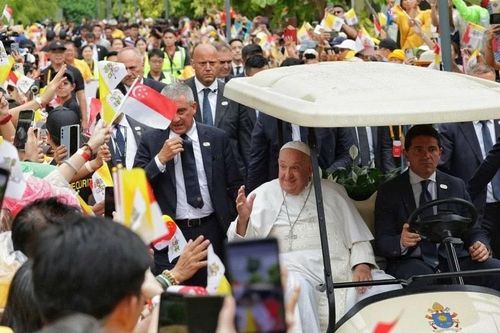 Khoảng 1.000 người Công giáo La Mã chào đón Giáo hoàng Francis tại sân bay Singapore