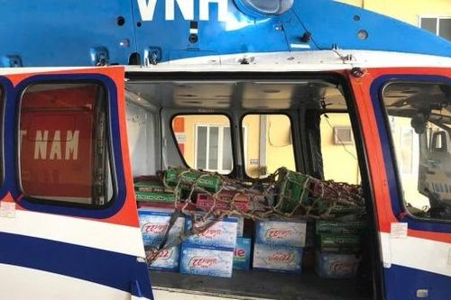 Trực thăng Binh đoàn 18 tiếp tế thực phẩm cho bà con vùng lũ miền Bắc