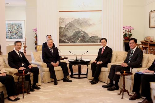 Phó Thủ tướng Thường trực hội kiến Trưởng Khu hành chính đặc biệt Hong Kong, Trung Quốc