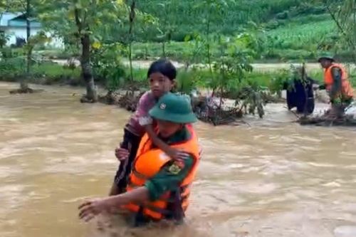 BĐBP Cao Bằng giúp nhân dân khắc phục hậu quả mưa bão