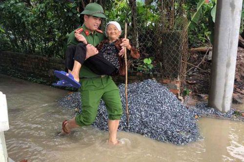 Nam Định: Nước trên các sông tiếp tục dâng cao, hàng trăm hộ dân được di dời