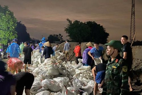 Hà Nội căng mình xuyên đêm đắp những 'bức tường ngăn lũ'