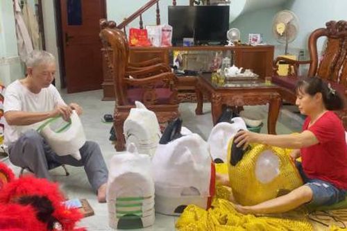 Gìn giữ nghề làm đầu lân truyền thống tại Thái Bình