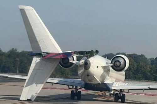 Hai máy bay hư hỏng nặng sau khi va chạm nhau trên đường băng tại Mỹ