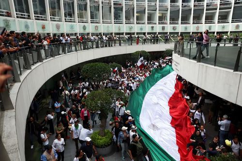 Người biểu tình xông vào Thượng viện Mexico, phiên họp cải cách tư pháp phải tạm dừng