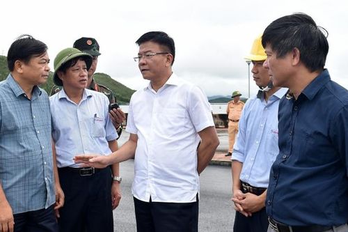 Phó Thủ tướng Lê Thành Long thị sát tình hình hồ thủy điện Thác Bà, tỉnh Yên Bái