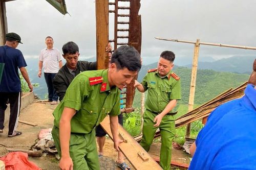 Công an Thanh Hóa hỗ trợ, giúp đỡ nhân dân bị ảnh hưởng của bão số 3