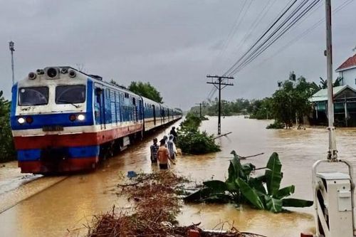 Ngành đường sắt nhận vận chuyển miễn phí hàng hóa cứu trợ nhân dân vùng lũ