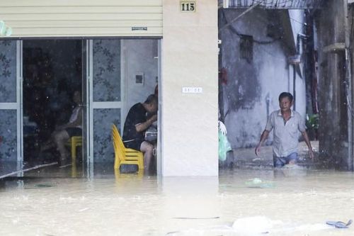 Người dân vất vả 'vật lộn' di chuyển, sinh hoạt khi nước lũ sông Hồng dâng cao