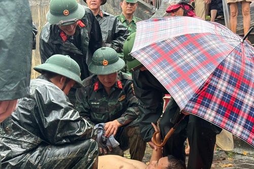 Giải cứu chiến sĩ bộ đội bị nước lũ cuốn trôi khi đang làm nhiệm vụ