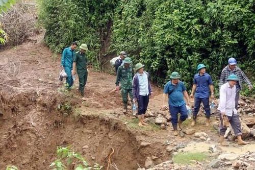 Tuyến đường độc đạo sạt lở hàng chục điểm, một bản làng ở Nghệ An bị cô lập suốt 2 tuần