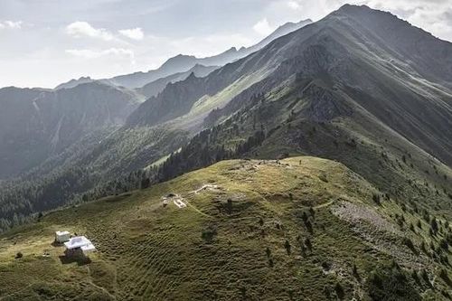Phát hiện gây chấn động về trại lính ẩn mình trong dãy núi Alps của Thụy Sĩ