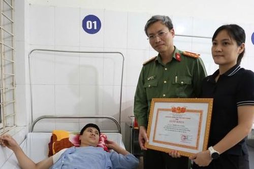 Khen thưởng đột xuất công an xã bị thương trong phòng chống lũ