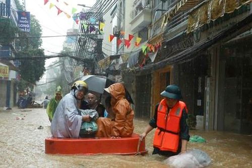 Hà Nội: Nước dâng cao cả mét, người dân dùng thuyền dọn đồ 'chạy lũ'
