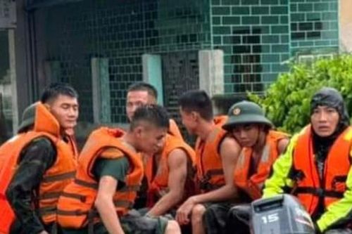 Câu lạc bộ xuồng hơi Hà Nội vào tâm lũ hỗ trợ người dân
