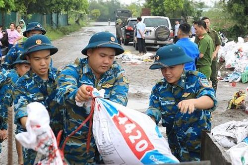 Hà Nội: Huy động lực lượng đắp bao tải chống tràn đê