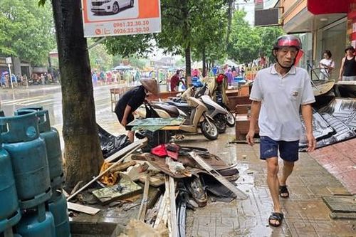 Nước rút, người dân Thái Nguyên hối hả dọn dẹp nhà cửa, nhiều gia đình thiệt hại lớn về tài sản