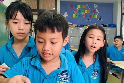 Học sinh gom sách vở, đập lợn tiết kiệm ủng hộ người dân vùng lũ