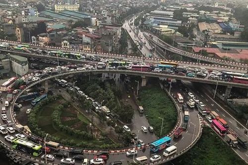 Hà Nội: Cầu Vĩnh Tuy ùn tắc nghiêm trọng trong nhiều giờ