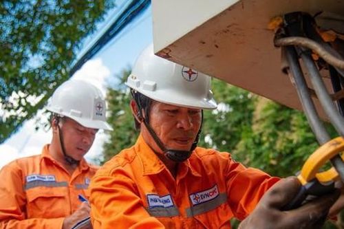 Hàng trăm công nhân điện lực miền Trung giúp Quảng Ninh khôi phục điện