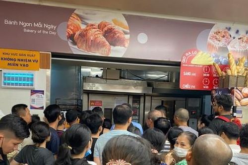 Người dân gom thực phẩm, siêu thị khẩn cấp chuyển hàng từ Nam ra Bắc