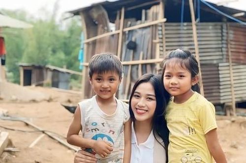 Hoa hậu Đỗ Thị Hà ủng hộ 200 triệu đồng, xung phong đi cứu trợ bão lụt